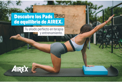 Entrenadora usando Pad Airex Azul para Yoga